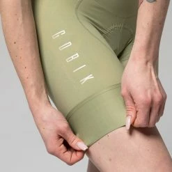 Cuissard Court Gobik Matt K9 Seed Green Femme 2023 33 Cuissard Court Gobik Matt K9 Seed Green Femme 2023 -Vélos Urbains Soldes Boutique culotte corto mujer matt seed green caps dye gobik 4 700x700 2
