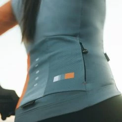 Maillot Manche Longue Gobik Cobble Nectarine Femme -Vélos Urbains Soldes Boutique maillot cobble nectarine mujer sparrow cold season 22 gobik 6 700x 700x700 2