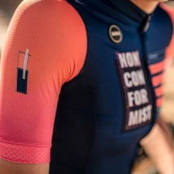 Maillot Manches Courtes Gobik Stark Lotus Claim Femme 48 Maillot Manches Courtes Gobik Stark Lotus Claim Femme -Vélos Urbains Soldes Boutique maillot mujer stark lotus claim gobik warm series22 5 700x700 1