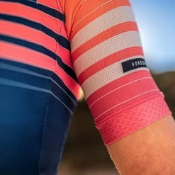 Maillot Manches Courtes Gobik Stark Lotus Claim Femme 55 Maillot Manches Courtes Gobik Stark Lotus Claim Femme -Vélos Urbains Soldes Boutique maillot mujer stark lotus claim gobik warm series22 6 700x700 2